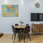 Venus Apartments - Akacfa III